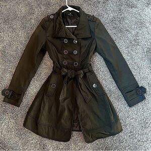 Chic et Jeune olive green trench coat with silver buttons